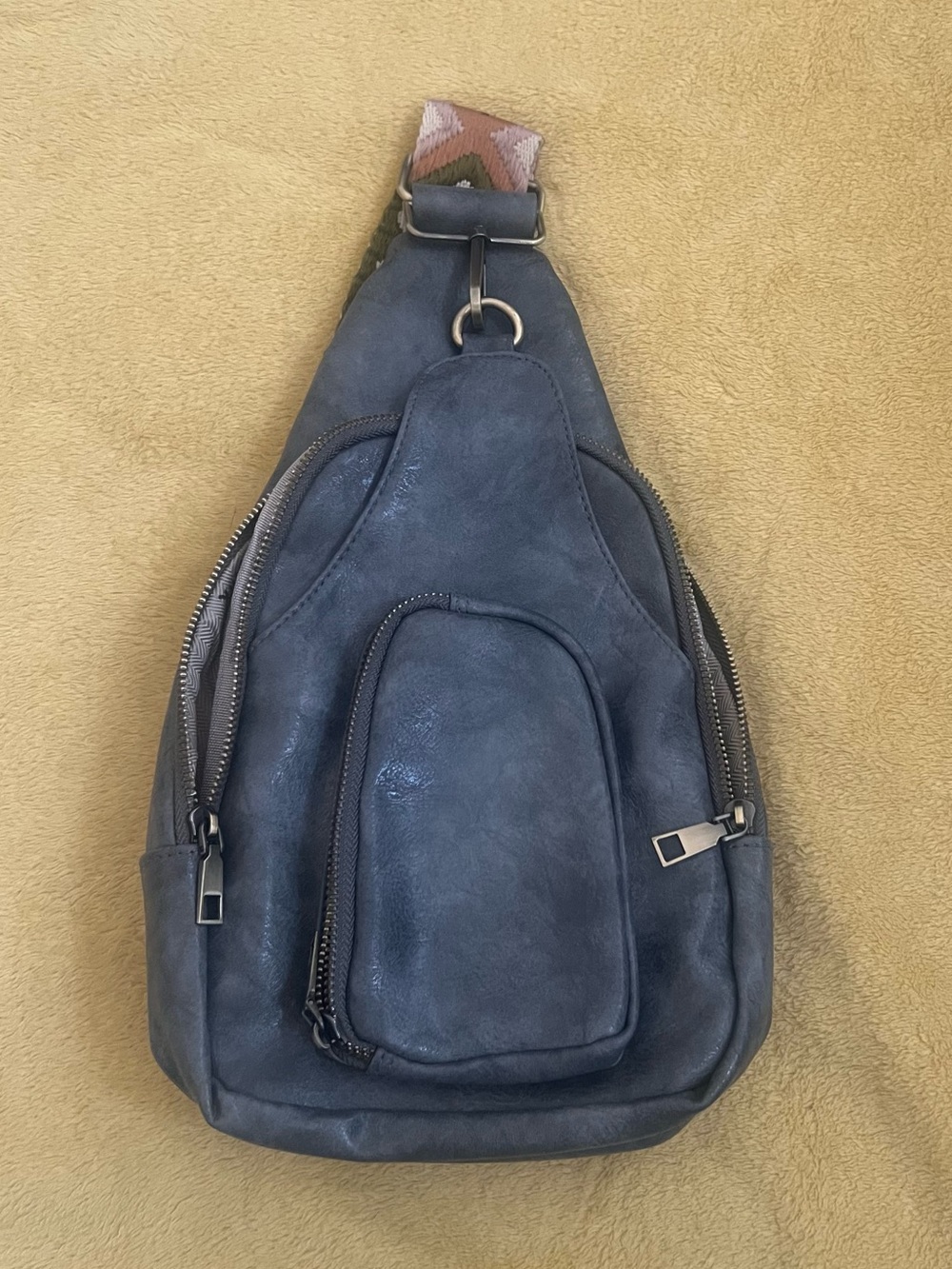 Gray Sling Crossbody Bag Geometric Strap Zip Closure Adjustable, Medium Unisex